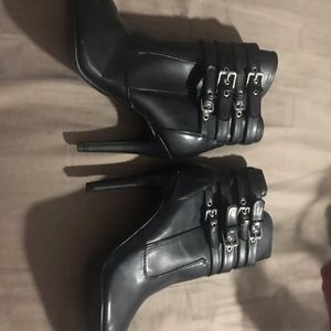 New Guess booties black sz6.5  damages